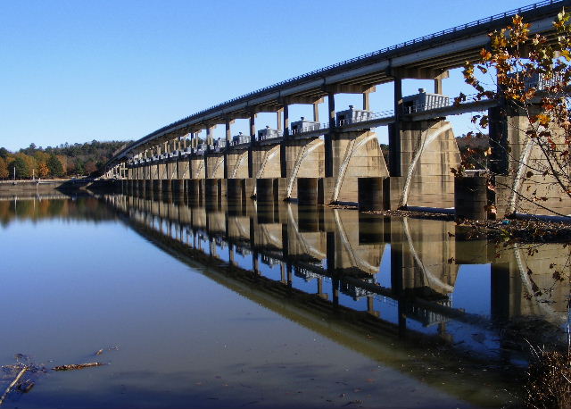The upriver side of Toad Suck dam